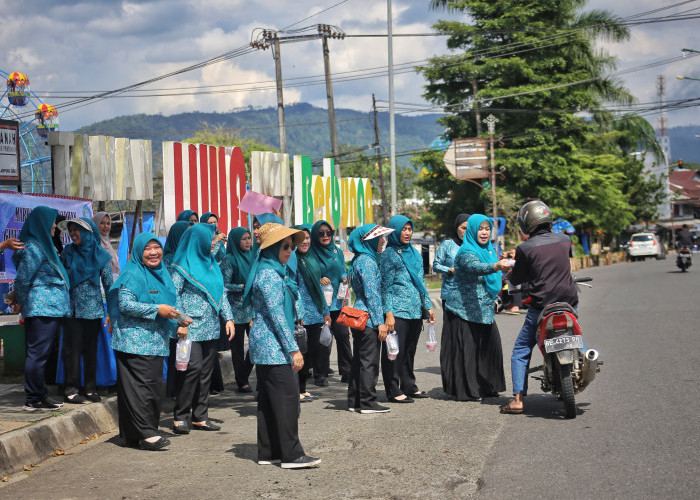 TP PKK Lampung Barat Bagikan 400 Takjil Kepada Pengguna Jalan.