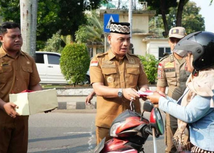 Pemkot Metro Bagikan Bendera Merah-Putih ke Masyarakat