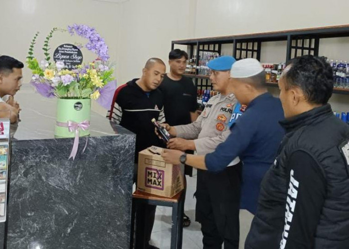 Polisi Amankan Miras Ratusan Botol dan Jenis Tuak 130 Liter di Kota Metro 