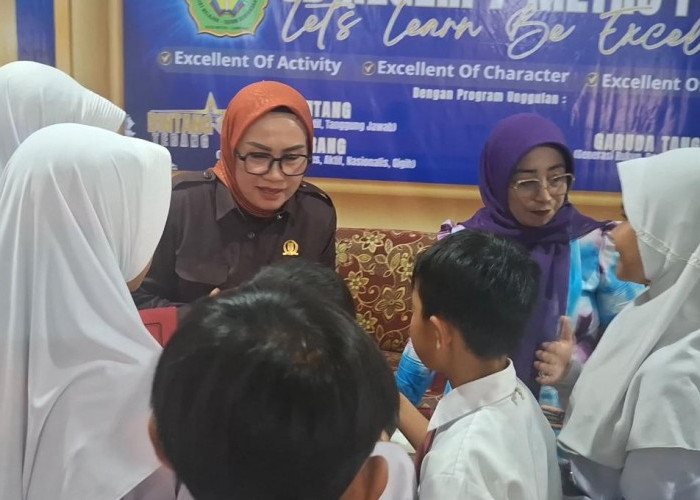 Ketua DPRD Kota Metro Salurkan Dukungan Finansial ke Puluhan Pelajar SD dan SMP