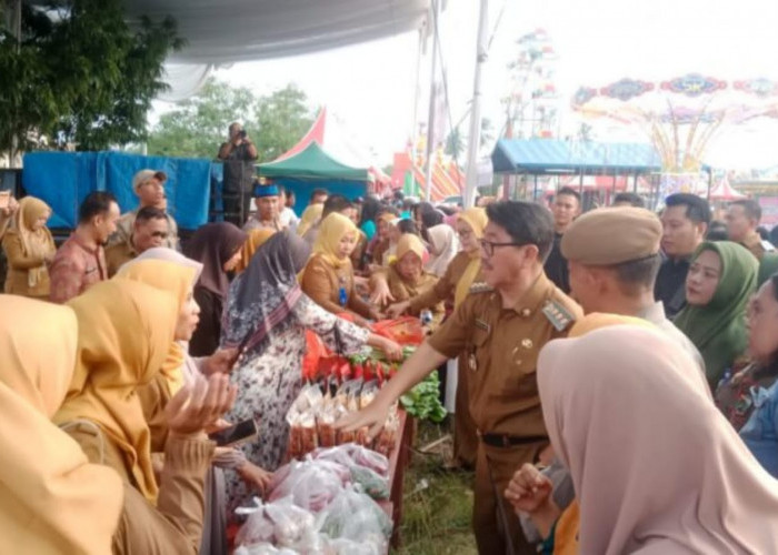 Bupati Hamartoni Tinjau Pasar Murah MTQ, Sembako Diserbu Warga di Hari Pertama