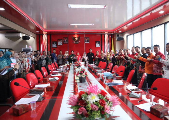 Hj. Eva Dwiana Pimpin Rapat Tim Gugus Kota Layak Anak Di Ruang Rapat Walikota Bandar Lampung
