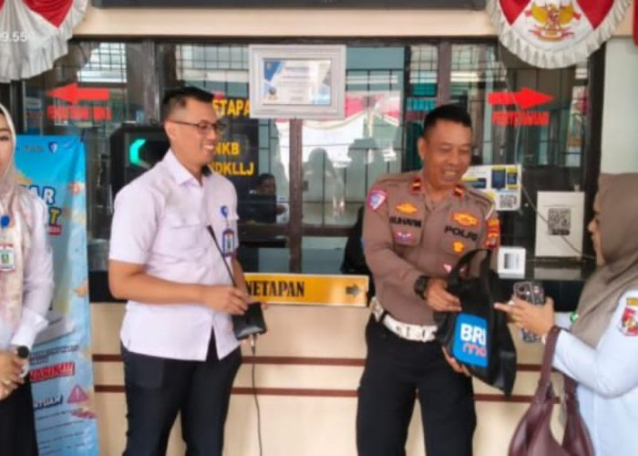 Samsat Kotabumi Sosialisasi Program Keringanan Pajak, Warga Antusias Ikut Kuis Berhadiah