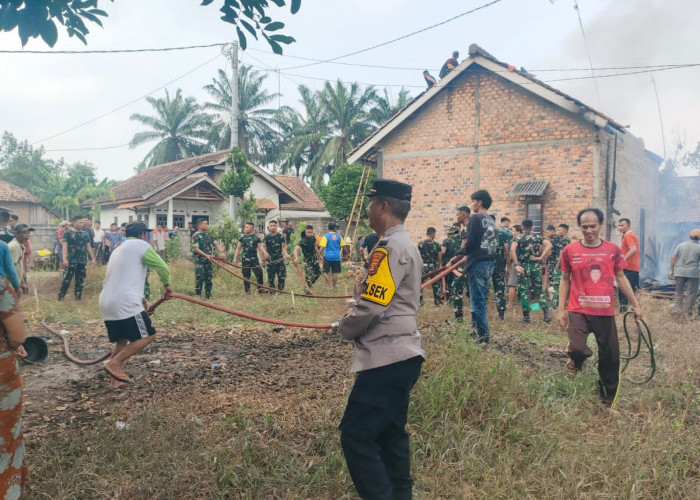 TNI Polri di Lampura Berjibaku Padamkan Kebakaran Rumah Warga
