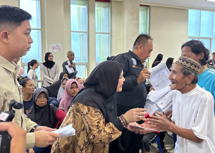 Walikota Eva Serahkan Langsung Bantuan ke Korban Banjir Berupa Uang Tunai Rp1 Juta dan Beras