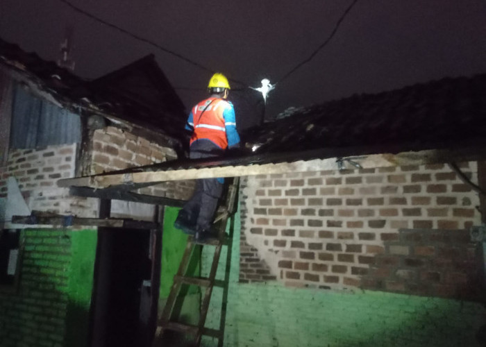 Damkarmat Bandar Lampung Gerak Cepat Cegah Kebakaran Kebel Listrik 