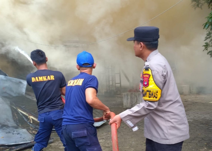 Kebakaran Hanguskan Tower Telkomsel di Gisting, Kerugian Ditaksir Rp300 Juta
