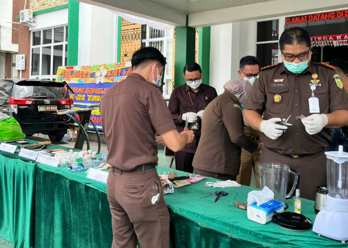 Kejari Metro Musnahkan Barang Bukti Kejahatan Yang Sudah Inkrah