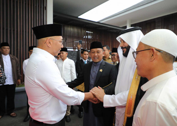 Gubernur Mirza Buka Puasa Bersama Imam dari Saudi Arabia Syeikh Abdurrahman Al Ausy