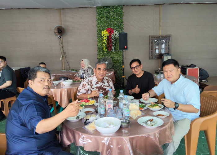Ketua MPR Ahmad Muzani Cicipi Kuliner Khas Lampung di Warung Pindang Salmon