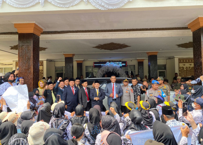 Ratusan Guru Honorer Kabupaten Tulang Bawang Demo di Kantor DPRD