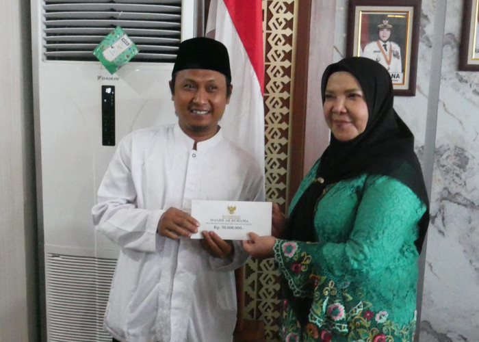 Walikota Eva Serahkan Bantuan Pembangunan untuk 20 Masjid dan 5 Pesantren di Bandar Lampung