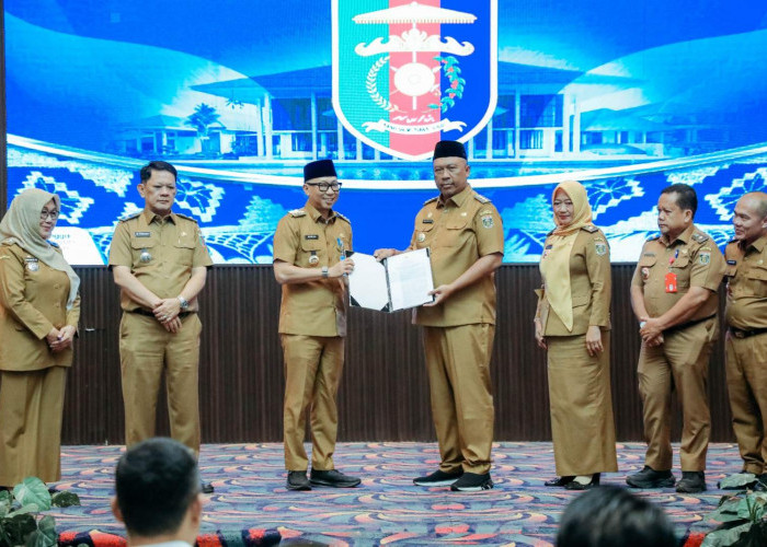Gubernur Mirza Serahkan SK Mendagri, Komang Koheri Resmi Jabat Plt Bupati Lamteng