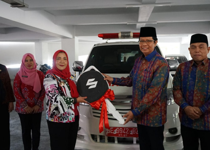 Pemkot Bandar Lampung Sumbang Klinik UIN RIL Mobil Ambulance dan Uang Rp500 Juta