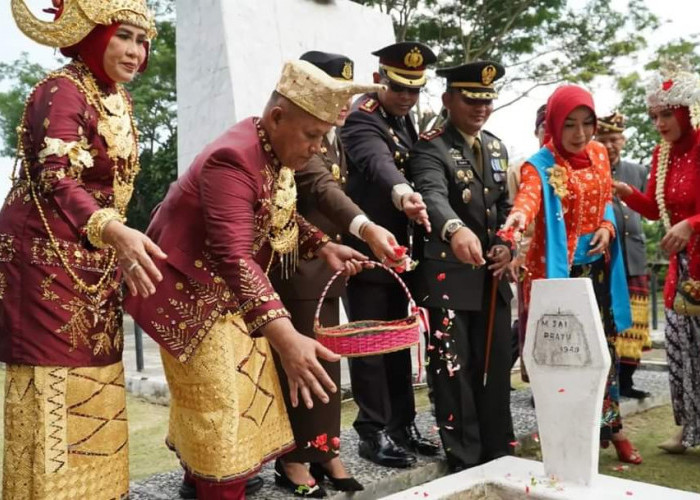 Khidmat Mulai dari Upacara Bendera hingga Tabur Bunga