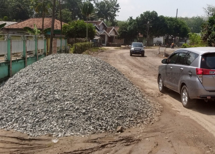 Warga Keluhkan Tumpukan Material Peningkatan Ruas Jalan Milik PUPR Provinsi Lampung 