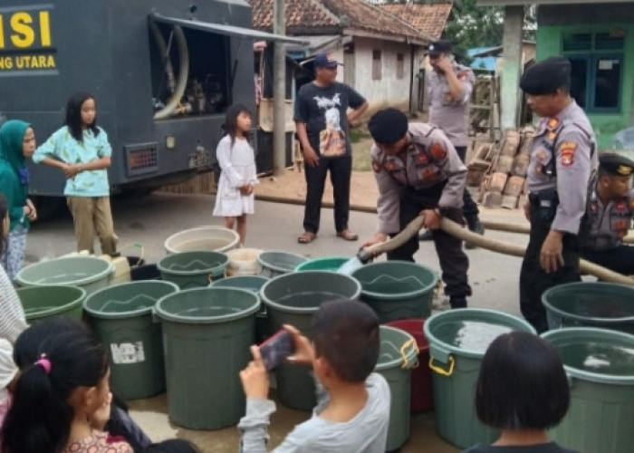 Polres Lampura Bagikan Air Bersih Ke Warga Selagai Lingga