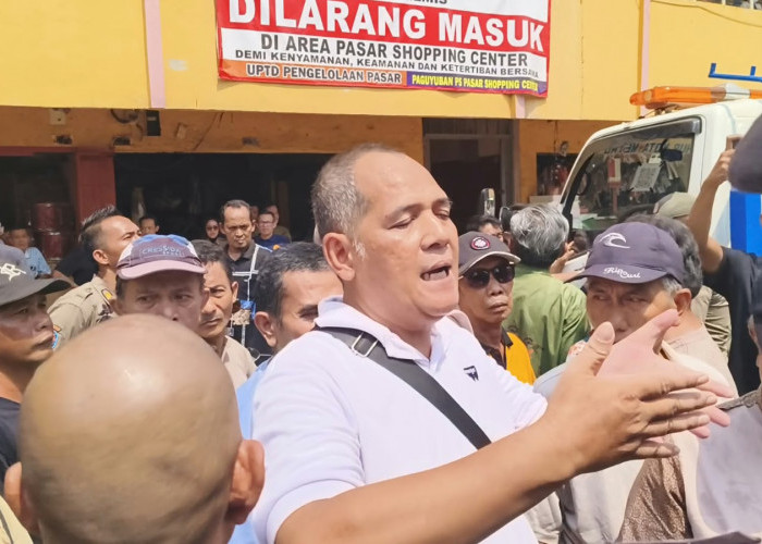 Retribusi Shopping Center Metro Resmi Disetop, Pemasangan Spanduk Diwarnai Ketegangan