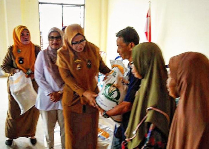 Staf Ahli I Wali Kota Metro Salurkan Bantuan Pangan, Beras Puluhan Ton