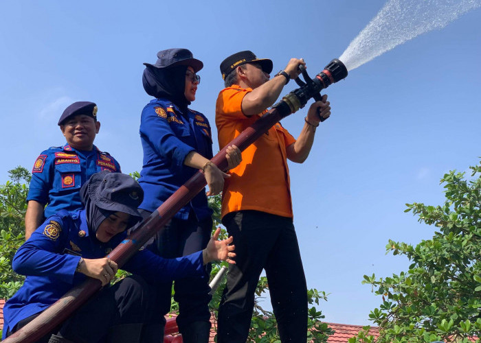 Wali Kota Metro Turun Langsung Bersihkan Abu Vulkanik dan Salurkan Air Bersih