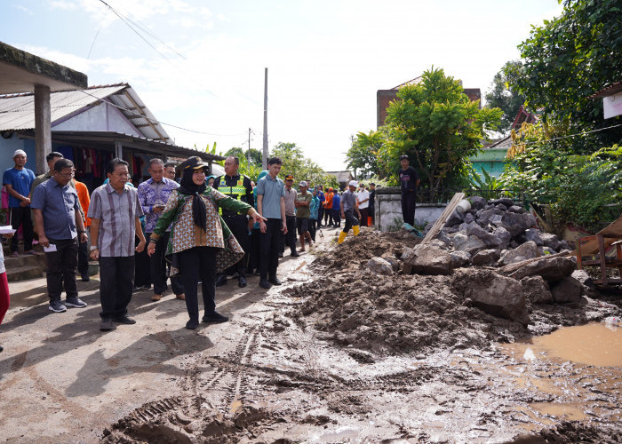 Pulang Retreat, Walikota Eva Langsung Tinjau Lokasi Banjir dan Bagikan Bantuan