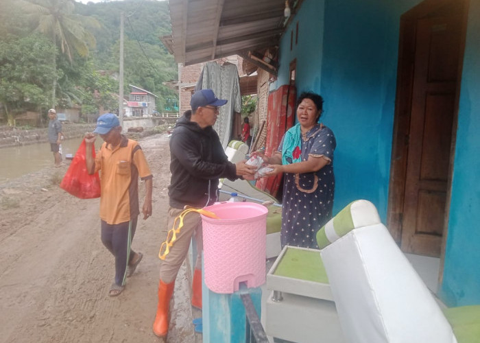 Pemkot Bandar Lampung Bagikan Nasi Bungkus dan Air Mineral ke Korban Banjir