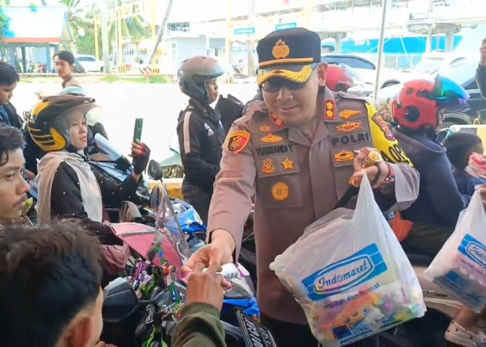 Polisi Bagikan Minuman Dingin dan Es Cream Untuk Pemudik Motor di Pelabuhan Bakauheni 