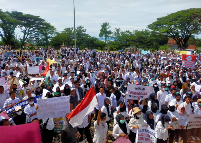 Ribuan Pegawai Honorer Pemkab Tanggamus Berdemo, Tuntut Pengangkatan PPPK Penuh Waktu 