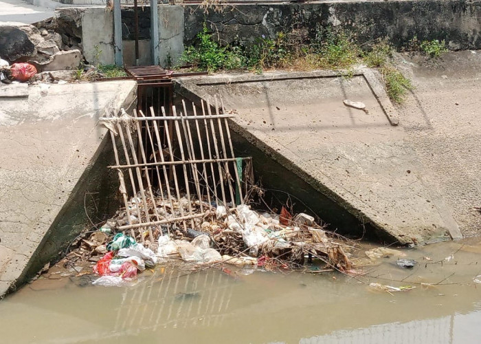 Saluran Irigasi Primer di Kota Metro Surut, Tampilkan Pemandangan Kumuh