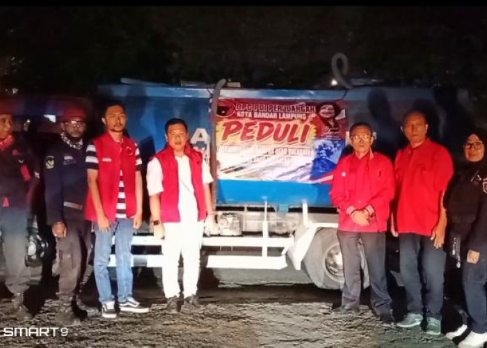 PDI Perjuangan Bandar Lampung Bagikan Ribuan Masker dan Semprot Jalan Dampak Abu Vulkanik