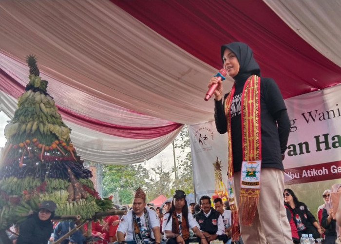 Istri Capres Ganjar Pranowo Siti Atikoh Supriyanti Paparkan Program KTP Sakti di Pringsewu