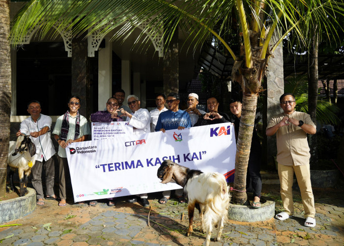 KAI Divre IV Tanjungkarang Salurkan Hewan Kurban kepada Masyarakat Sekitar Wilayah Operasional