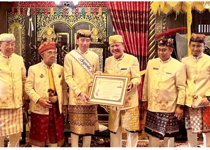 Jokowi Resmi Sandang Gelar Adat 'Baginda Pemuka Bangsa', Ajak Masyarakat Lampung Lestarikan Budaya