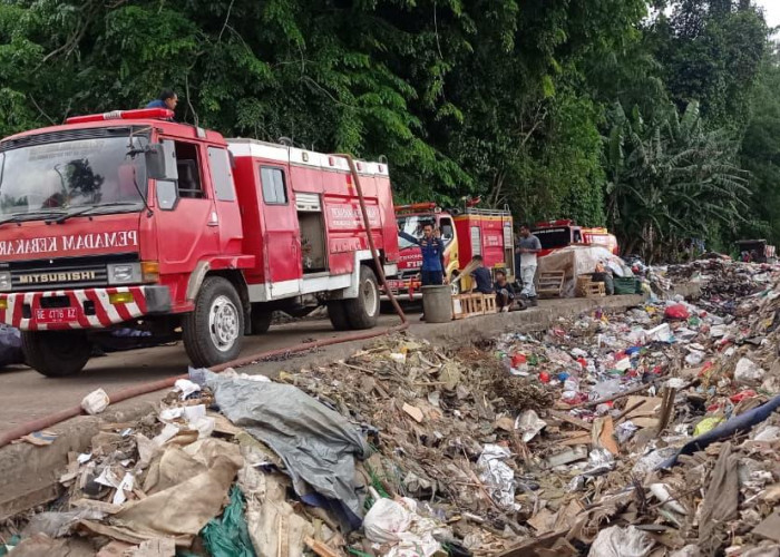 TPA Bakung Kebakaran, Petugas Damkar Padamkan Api dalam Waktu Satu Jam