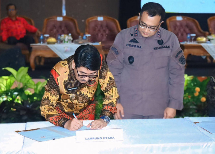 Bupati Hamartoni dan Kajari Lampura Teken Kerja Sama Sinergitas Pengelolaan Keuangan Desa
