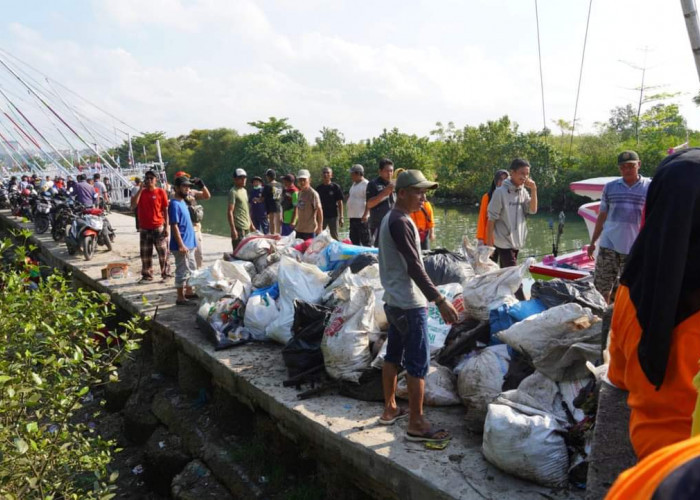 Semangat Gotong Royong, Aksi Bersih Pantai di Pulau Pasaran