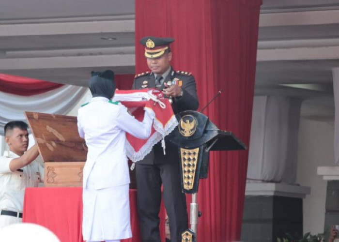 AKBP James Jadi Irup Penurunan Bendera Pada HUT Ke-79 Kemerdekaan RI