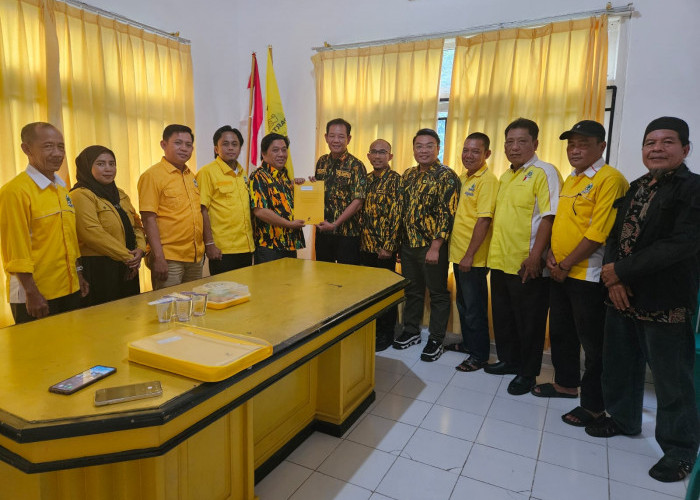 Darlian Pone Kembalikan Formulir Pendaftaran Calon Ketua DPD Partai Golkar Way Kanan