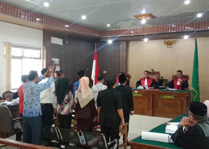 Sidang Perdana, Qomaru Zaman Terancam Enam Bulan Penjara