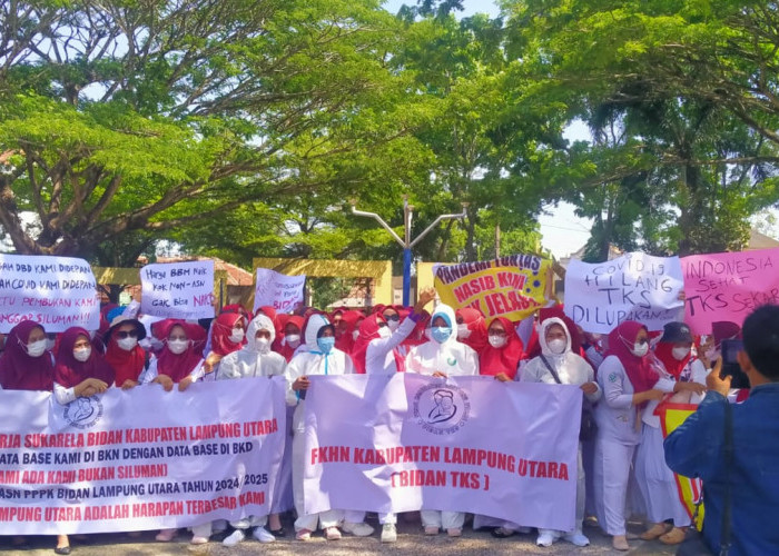 Ratusan Bidan TKS Lakukan Aksi Unjuk Rasa Di Gedung DPRD. Menuntut di Adakan nya Formasi P3K