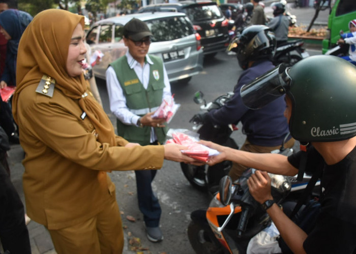 Walikota Eva Bagikan 5 Ribu Bendera ke Masyarakat Jelang HUT RI