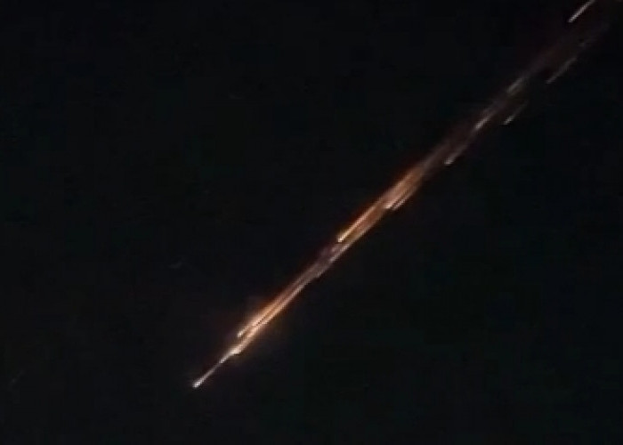 Benda Bercahaya Mirip Rudal Gegerkan Warga Lampung, Diduga Meteor atau Sampah Antariksa