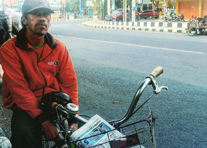 Lamunan Pak Tono, Loper Koran di Tengah Perkembangan Zaman