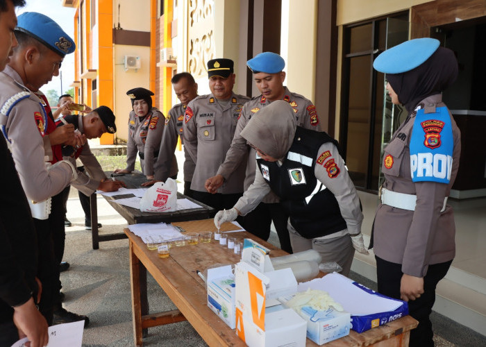 Puluhan Personel Polres Pringsewu Jalani Tes Urine Mendadak, Ini Hasilnya 