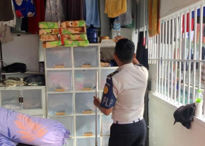 Cegah Barang Terlarang, Petugas Lapas Kotabumi Razia Kamar Warga Binaan