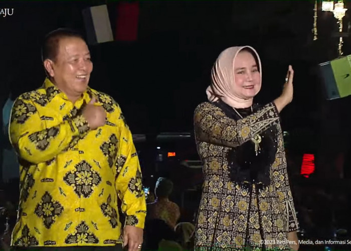 Gubernur Arinal Djunaidi Bersama Ibu  Riana Sari Arinal Melenggang di Panggung Fashion Show “Istana Berbatik”