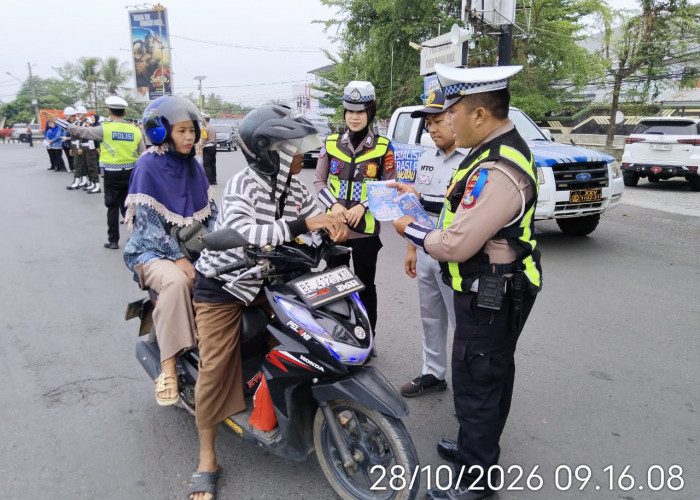 Polres Lampura Berikan Edukasi Tertib Berlalulintas di Bundaran Tugu Payan Mas