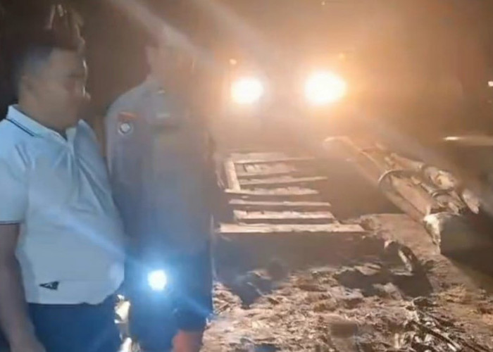 TNI Polri Bersama Warga Bangun Jembatan Darurat di Ulubelu Usai Banjir Bandang Melanda