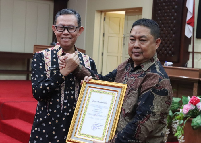 Gubernur Lampung Serahkan Piagam dan Tali Asih ke Staf Ahli Gubernur Bidang Pemerintahan, Hukum dan Politik