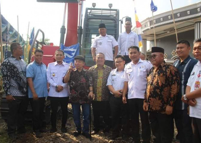 Anggota Komisi IV DPR RI Fraksi PAN Alimin Abdullah, Serahkan Bantuan Excavator KKP RI